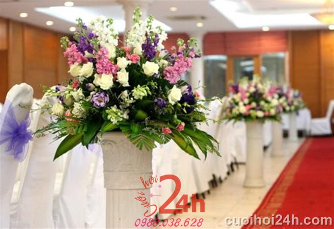 Dịch vụ cưới hỏi 24h trọn vẹn ngày vui chuyên trang trí nhà đám cưới hỏi và nhà hàng tiệc cưới | Trang trí lối lên sân khấu nhà hàng với các trụ hoa tươi đẹp